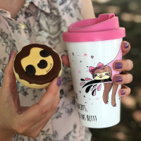 13216 Coffee to go Becher Faultier Daphne Bett 400ml