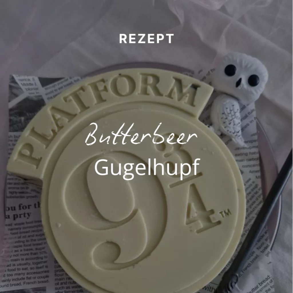 Ein Kuchen in Form des Schilds „Bahnsteig 9¾“ aus Harry Potter, daneben eine kleine weiße Eulenfigur. Darauf steht „Rezept Butterbier-Gugelhupf“. Der Kuchen liegt auf einem Zeitungshintergrund.