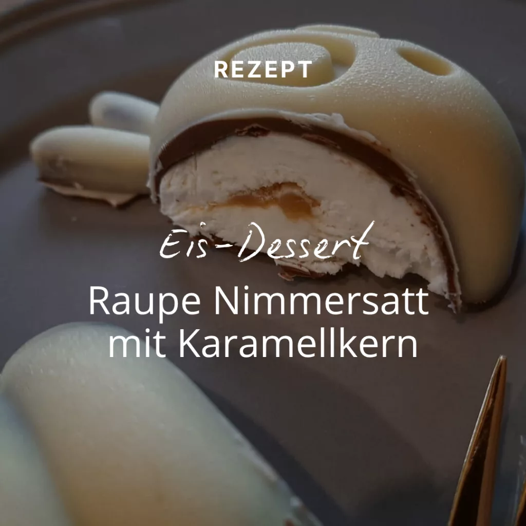 Ein mit Schokolade überzogenes Eisdessert mit Karamellkern, auf einem Teller aufgeschnitten. Die deutschen Bildunterschriften lauten: Rezept Eisdessert „Raupe Nimmersatt“ mit Karamellkern.