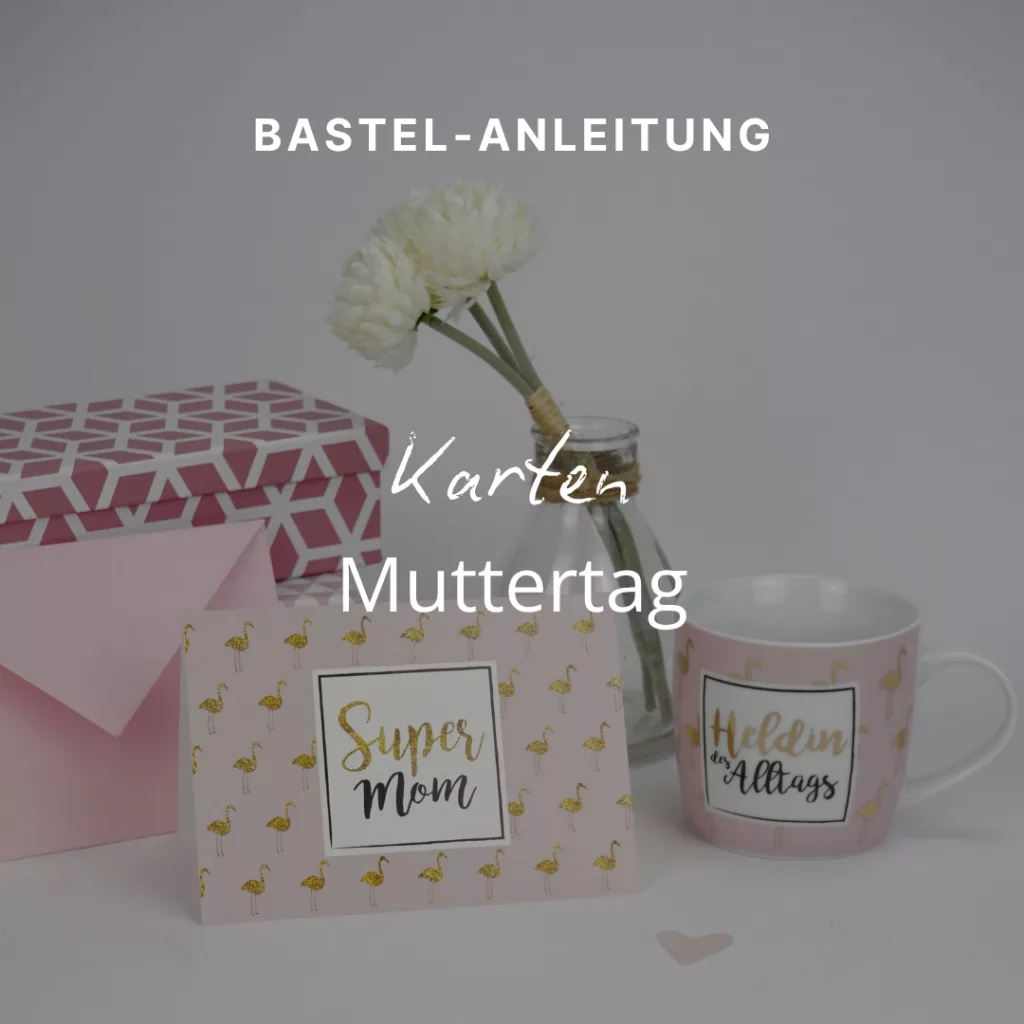 Eine Muttertagsszene mit einer rosa Tasse, einer Blumenkarte mit der Aufschrift „Super Mom“, einem rosa Umschlag, einer Vase mit weißen Blumen und einer rosa gemusterten Schachtel vor hellem Hintergrund. Der Text lautet: Bastelanleitung Karten Muttertag.
