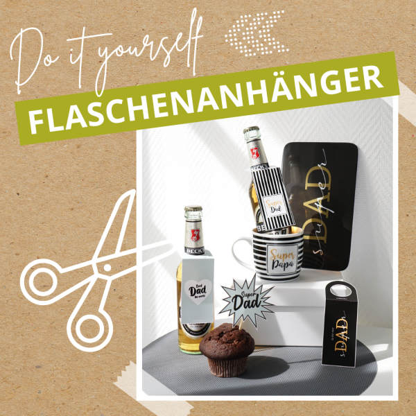 Ein DIY-Display zeigt zwei Bierflaschen mit dekorativen Flaschenanhängern für den Vatertag, einen Schokoladenmuffin und eine Geschenkbox. Der Text lautet Do it yourself FLASCHENANHÄNGER. Scheren und Pfeilgrafiken schmücken das Bild.