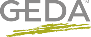 Das GEDA-Logo besteht aus großen grauen Buchstaben mit dem Schriftzug GEDA und einem kleinen TM in der rechten oberen Ecke. Unterhalb des Textes befinden sich drei grobe, horizontale grüne Pinselstriche.