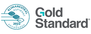 Logo mit kreisförmigem Abzeichen mit Klimaneutral-Aspirant 2022 Kosmogrün und drei Blättern auf der linken Seite, daneben das Gold-Standard-Logo in grauer und blaugrüner Schrift auf der rechten Seite.