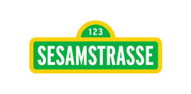 Ein grünes und gelbes Straßenschild mit der Zahl 123 oben und dem Wort SESAMSTRASSE in fetten weißen Buchstaben, das auf die deutsche Version der Sesamstraße verweist.
