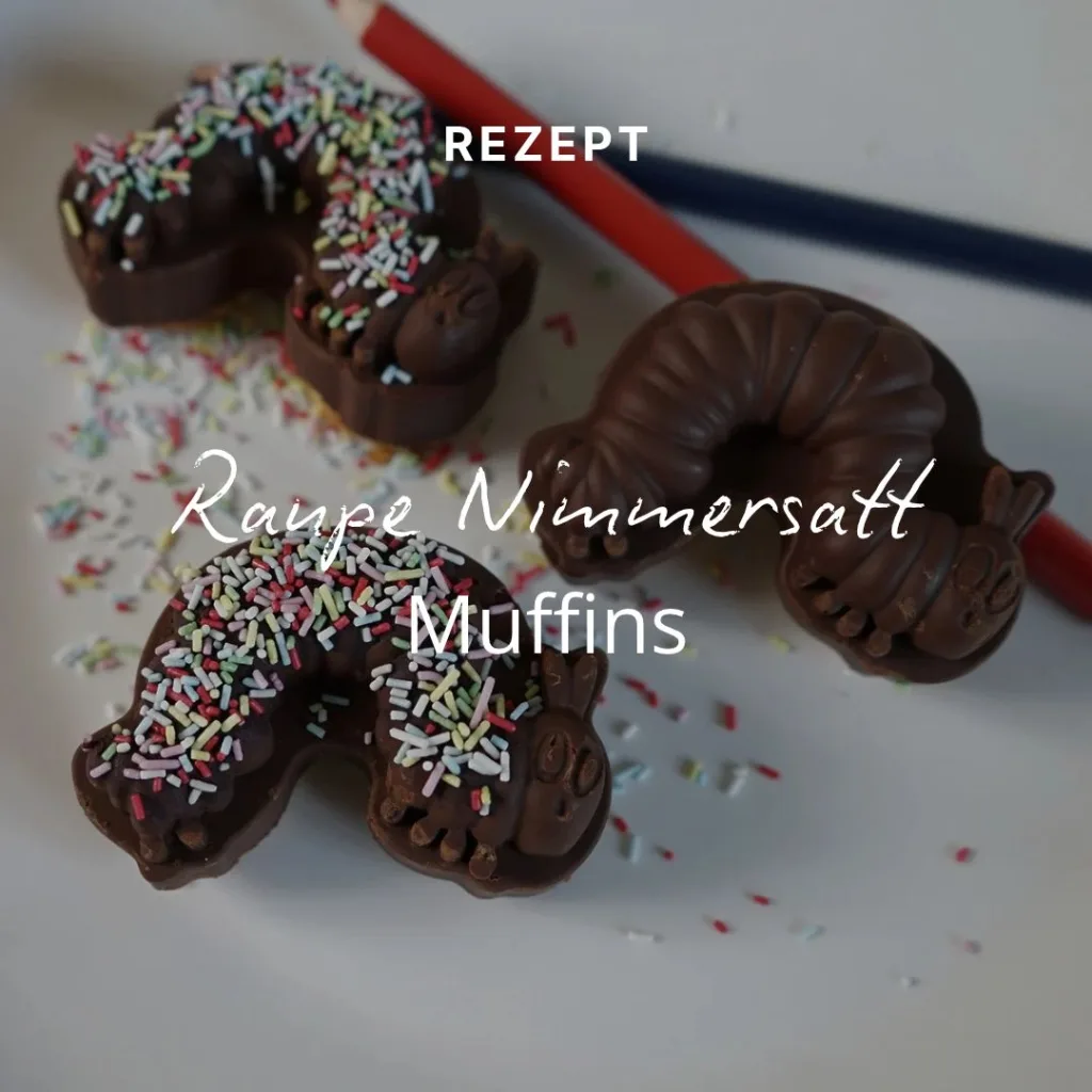 Drei schokoladige Muffins in Raupenform, von denen einer mit Streuseln verziert ist, auf einer weißen Fläche mit der Aufschrift REZEPT Raupe Nimmersatt Muffins.