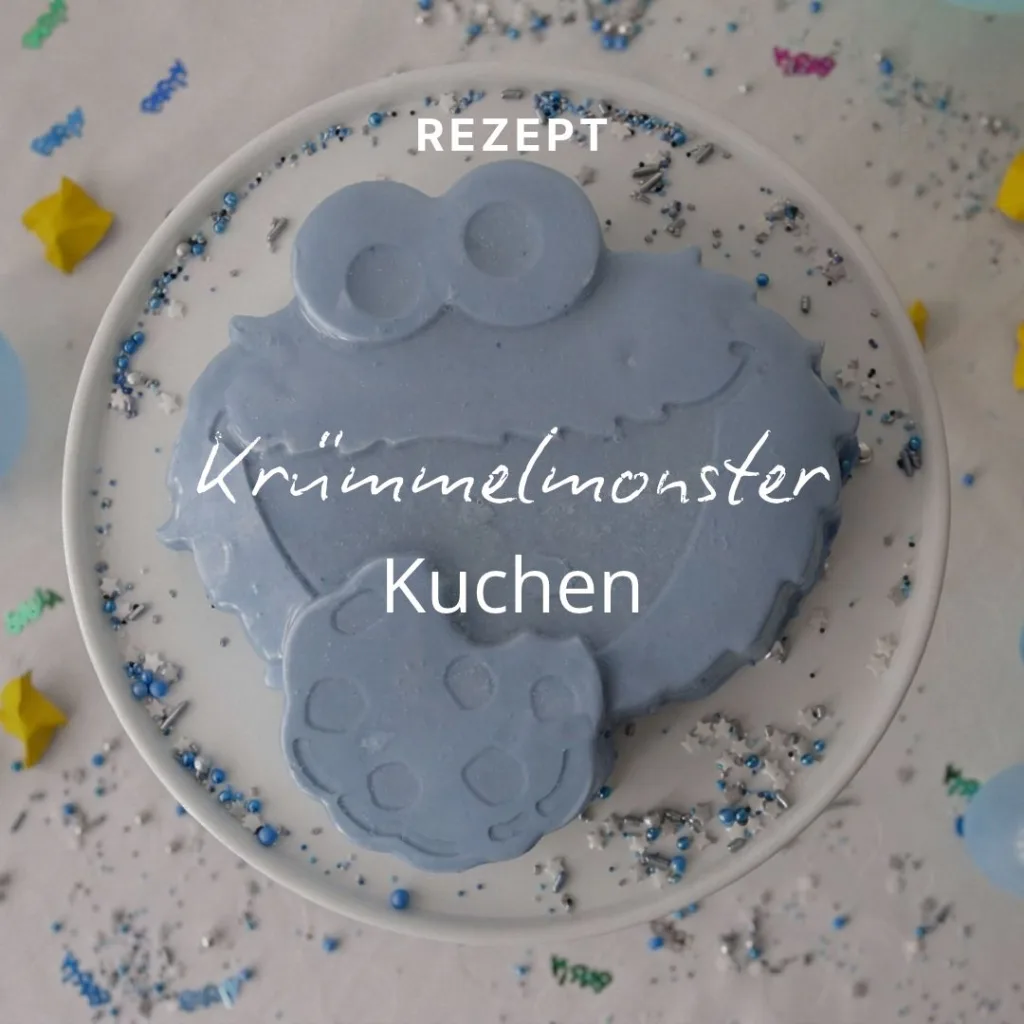 Draufsicht auf einen hellblauen Kuchen in Form des Krümelmonsters auf einem weißen Tortenständer, überlagert mit dem Schriftzug REZEPT Krümelmonster-Kuchen.