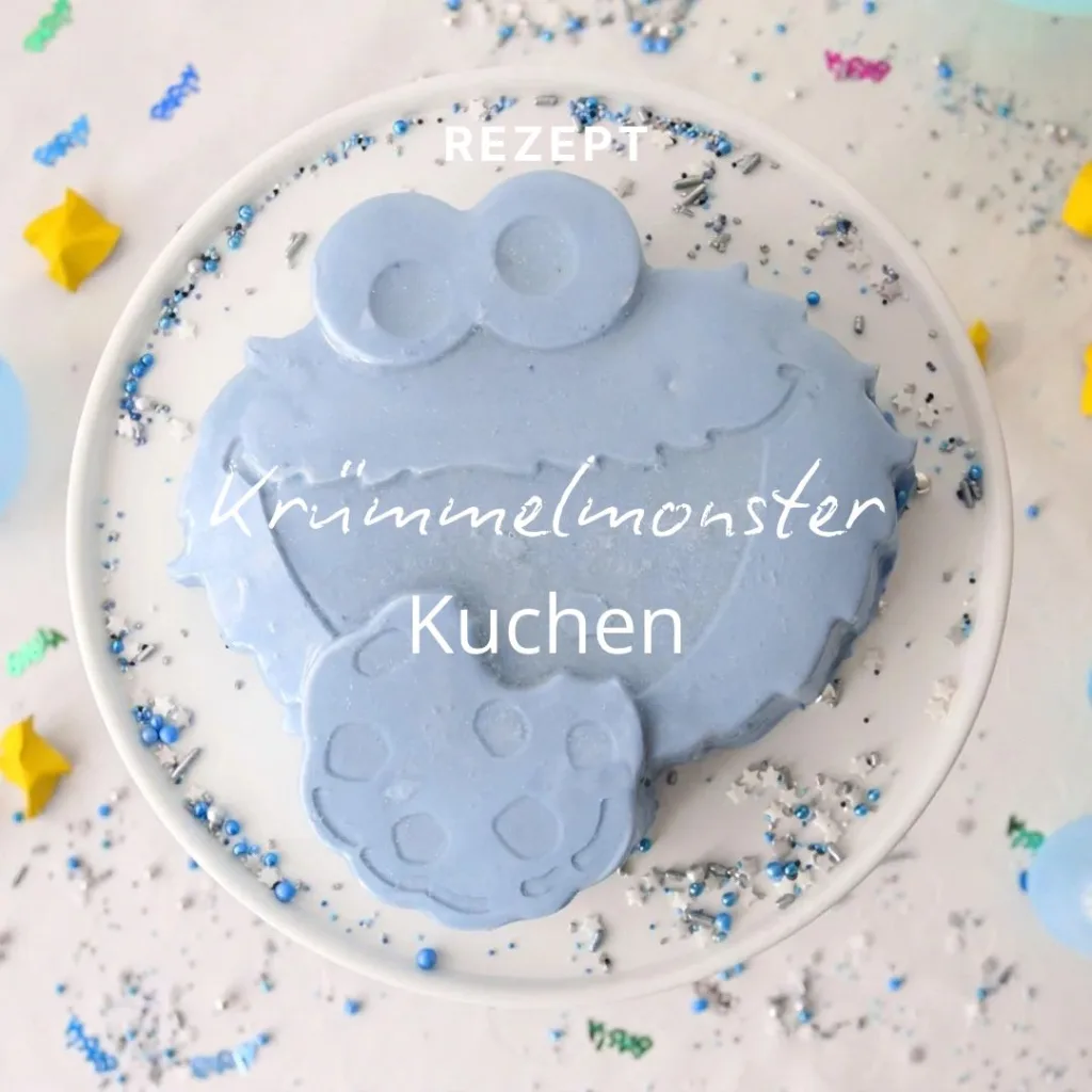 Ein hellblauer Kuchen in Form des Krümelmonsters, das einen Keks in der Hand hält, auf einem weißen Tortenständer mit Streuseln.