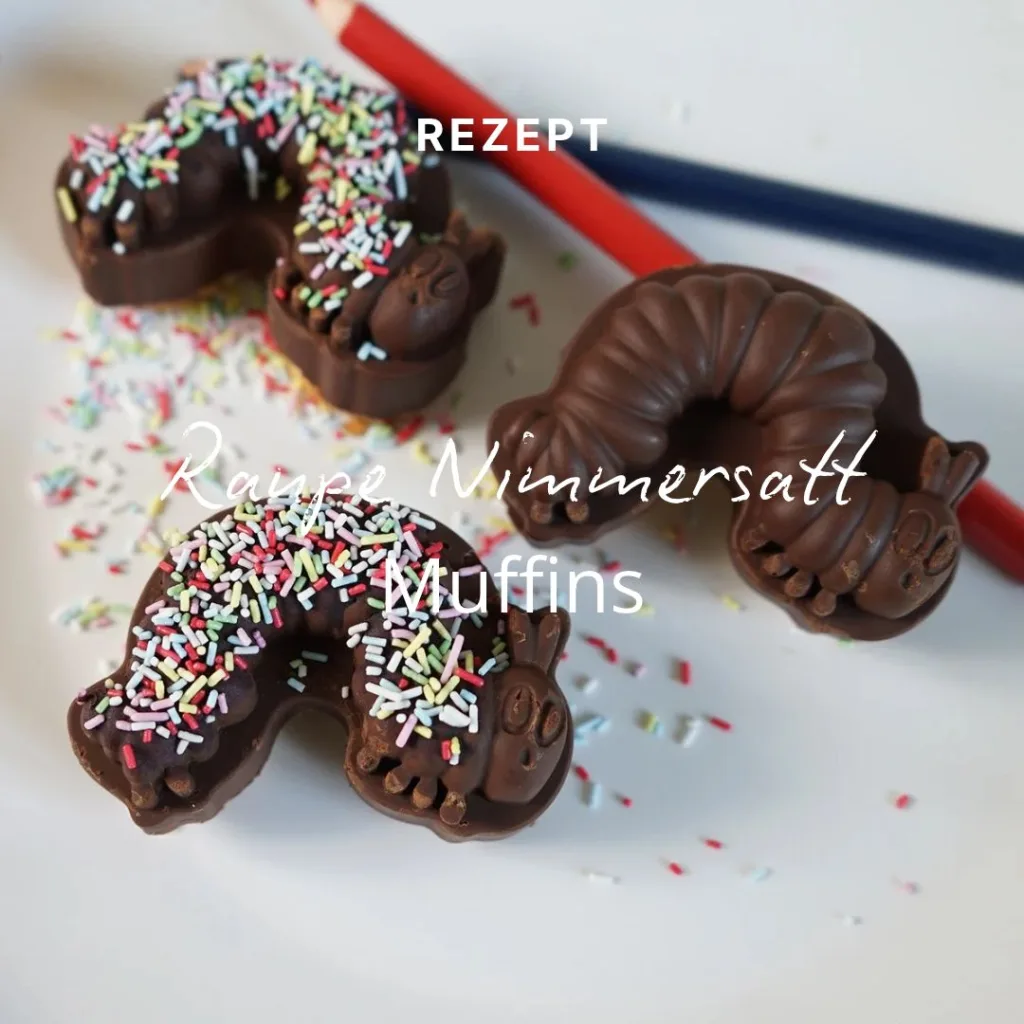 Zwei schokoladige Muffins in Raupenform, von denen einer mit Streuseln verziert ist, mit der Aufschrift Rezept: Raupe Nimmersatt-Muffins.